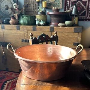 🇫🇷large hammered copper stew pot w brass handles. 16”w at top and base is 12”.